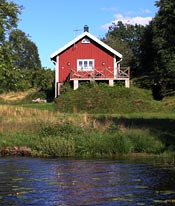 Boliger til salg - ejendomshandel i Sverige: køb sommerhus eller ødegård (fastigheder eller fastigheter) med udsigt til en svensk sø - men det er dyrt