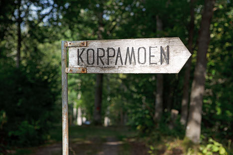 Korpamoen ligger mellem Åkerby og Kråksjö. Et skilt i skoven viser hen til huset