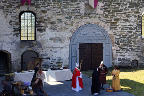 Middelalderskuespil på Visingsborgs Slotsruin