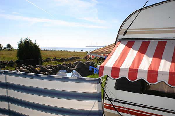 Hälleviks Camping ligger nær et åbent græsareal ved havet Hälleviks Camping ligger nær et åbent græsareal ved havet