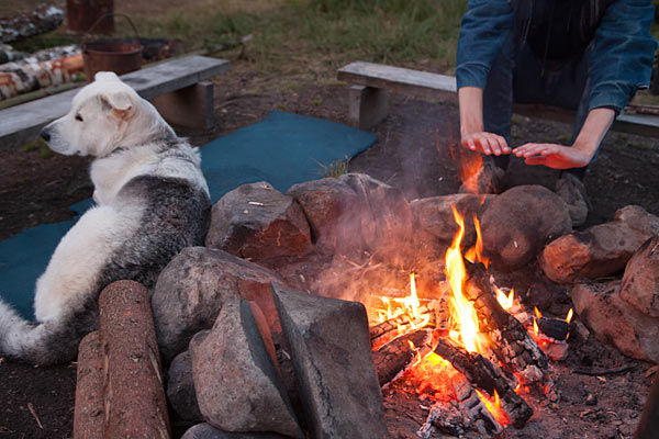 Aftenhygge med bål på Hätteboda Vildmarkscamping Aftenhygge med bål på Hätteboda Vildmarkscamping