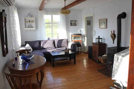 Idyllisk, rødt sommerhus tæt på vallåsen