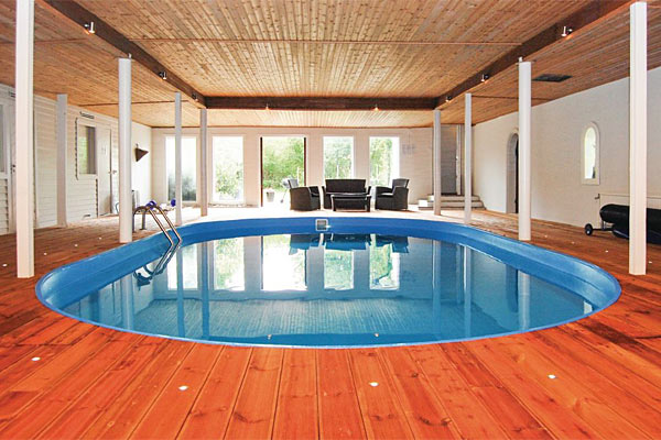 Luksusferie i sommerhus: stort poolrum med 50 kvm pool Luksusferie i sommerhus: stort poolrum med 50 kvm pool