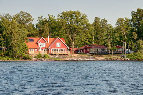 Restauranten ligger med udsigt til søen Restauranten ligger med udsigt til søen