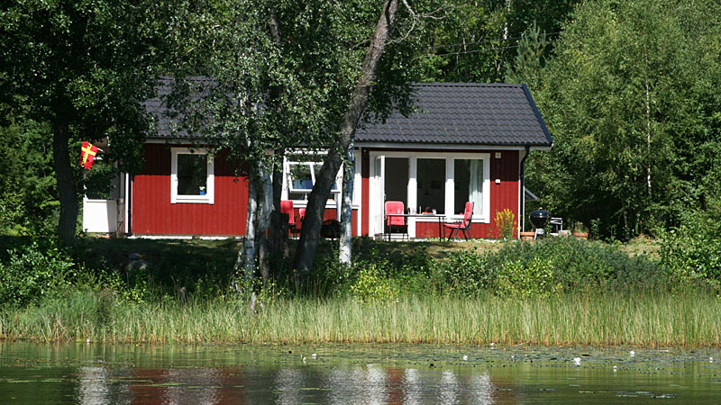 Sommerhus i første række ved sø med skovidyl