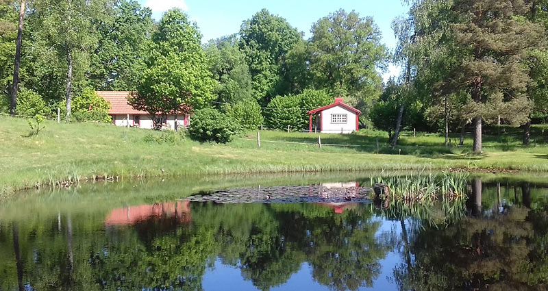 Hus 1 Linas hus ses til venstre. Hus 2 Carls hus ses til højre