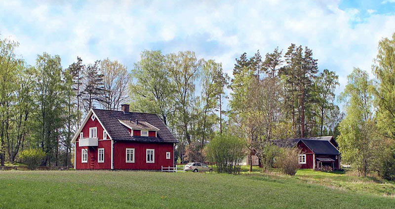 Traditionelt svenskrødt træhus fra ca. 1925