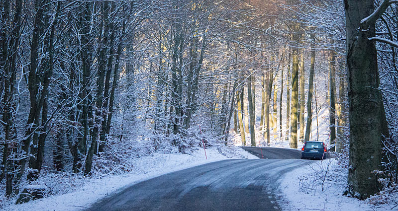 Husk vinterdæk på bilen fra december til marts, når du kører i Sverige