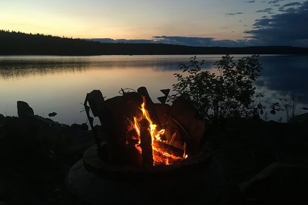 Aftenhygge med bål ved shelteret