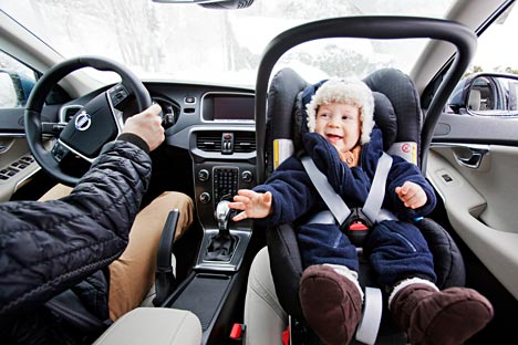 Børn i bilen skal være fastspændt