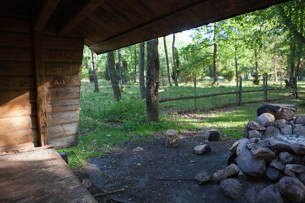 Shelter på Skåneleden. Vandreruten passerer hen over toppen af Jällabjär