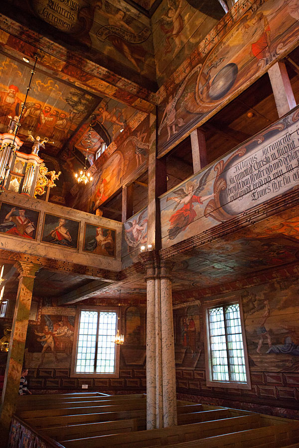 Smukke malerier i varme jordfarver i Habo Kirke