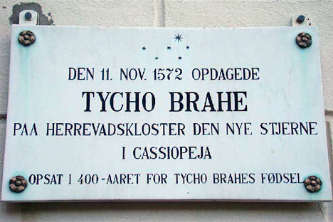 Mindeplade for Tyche Brahes opdagelse af den ny stjerne i stjernebilledet Cassiopeia
