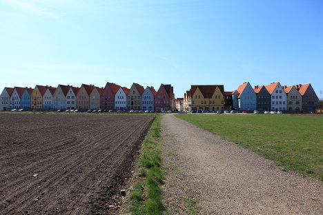 Jakriborg ligger omgivet af marker