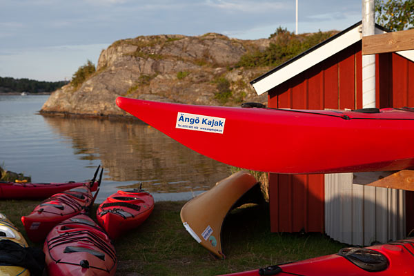 Om sommeren ligger her et par kajakudlejere