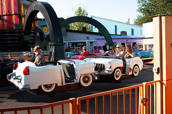 1950'er musik og snurrende farvestrålende biler i Liseberg