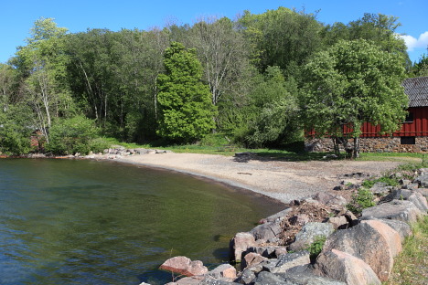 Tag en dukkert i Vättern fra den lille strand ved siden af havnen