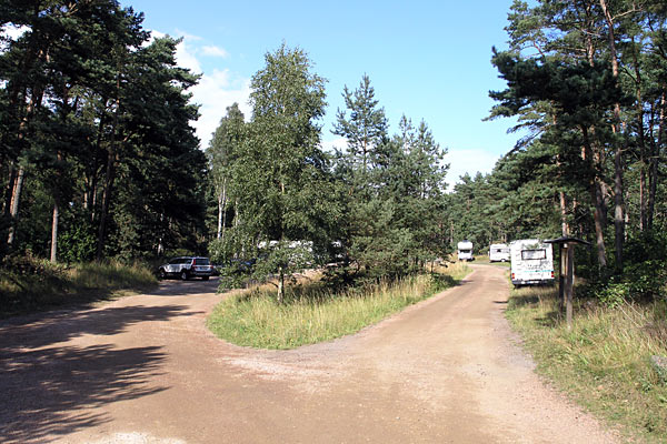 Omkring en km fra kysten ligger en P-plads, hvor man kan parkere i op til seks timer