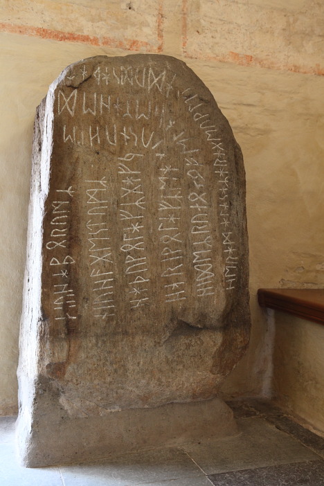 Runestenen i våbenhuset kaldes for Stentoftenstenen
