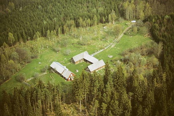 Sporrakulla Gård ligger isoleret inde i Kullaskogen