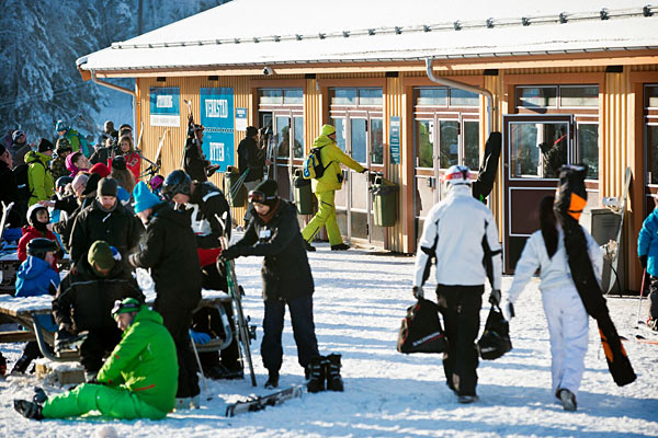 Kø ved skiudlejningen på Vallåsen i Skåne, Sverige Kø ved skiudlejningen på Vallåsen i Skåne, Sverige