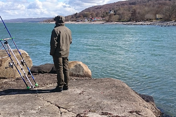 Prøv fiskelykken ude på molen