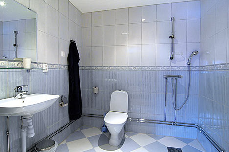 Alle værelser har eget bad og toilet Alle værelser har eget bad og toilet