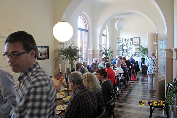 Morgenbuffeten serveres i vores egen café Perronen Morgenbuffeten serveres i vores egen café Perronen