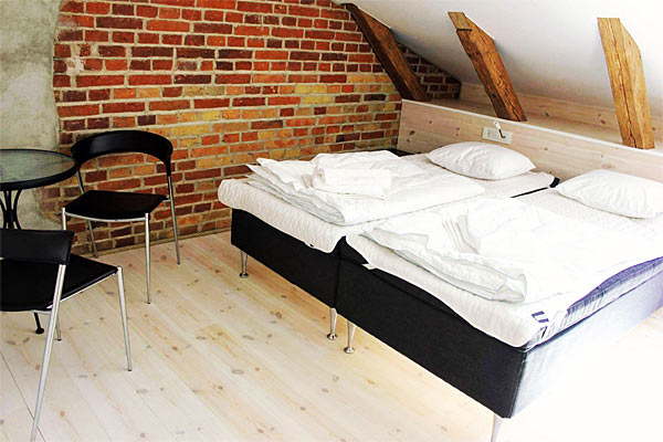 Øverst oppe har vi indrettet en helt ny etage med værelser Øverst oppe har vi indrettet en helt ny etage med værelser