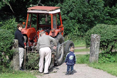 Bo på bondegård med traktor, heste mv. Bo på bondegård med traktor, heste mv.
