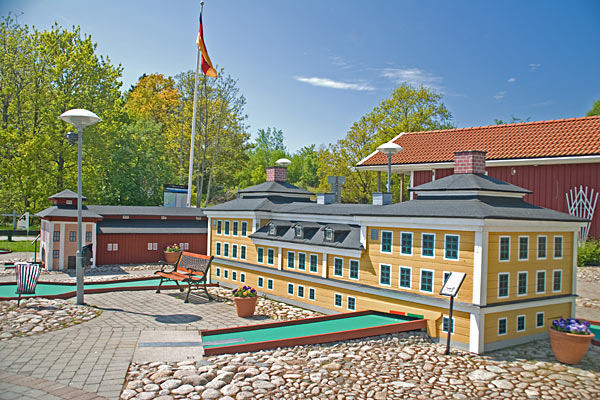 Campingens minigolfbane med nogle af Blekinges kendte bygninger Campingens minigolfbane med nogle af Blekinges kendte bygninger