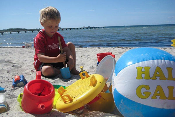 Hälleviks Camping ligger nær et åbent græsareal ved havet Hälleviks Camping ligger nær et åbent græsareal ved havet