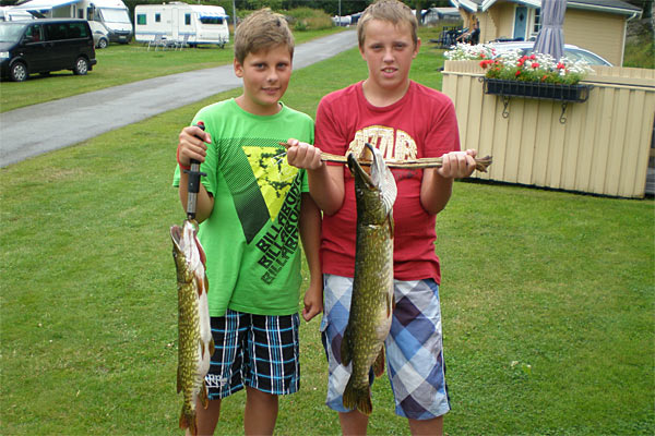 Her kan børnene bl.a. bade, spille minigolf og fiske Her kan børnene bl.a. bade, spille minigolf og fiske