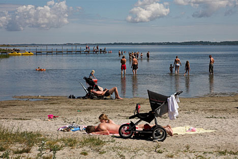 Campingen har børnevenlig strand med badebro Campingen har børnevenlig strand med badebro