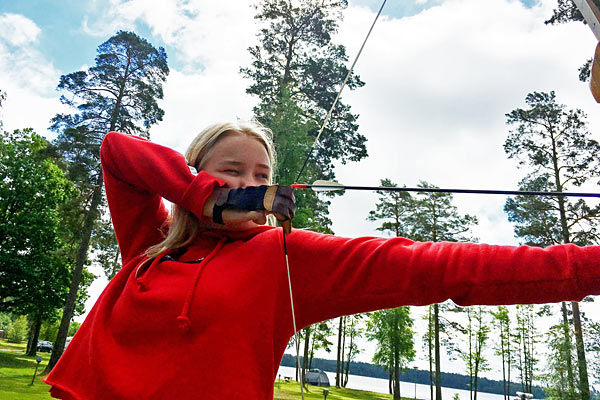 På campingpladsen kan I udfordre hinanden på en femkamp med bl.a. bueskydning På campingpladsen kan I udfordre hinanden på en femkamp med bl.a. bueskydning