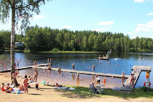 Badestrand med badebro ved Spilhammars Campingplads