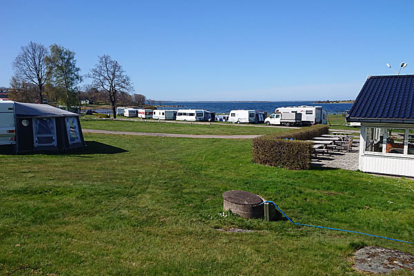 Campingpladsen ligger ved havet Campingpladsen ligger ved havet