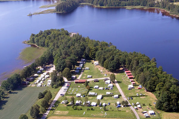Vallsnäs Camping ligger naturskønt på en pynt ved søen Unnen