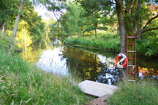 Åen Lagan flyder forbi Värnamo Camping