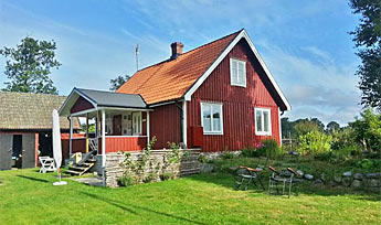 Idyllisk, rødt sommerhus tæt på Vallåsen