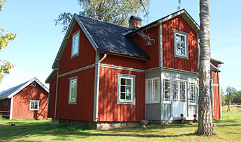 Vælg mellem 19 hytter og huse ved Tidan-åen