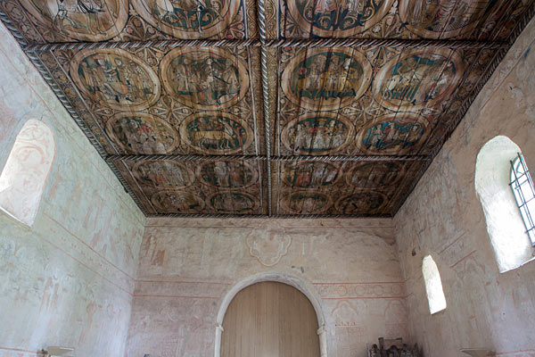 Kirkens loft er inddelt i seks kvadratiske felter, hvert med fire billeder af bl.a. Jesus’ liv