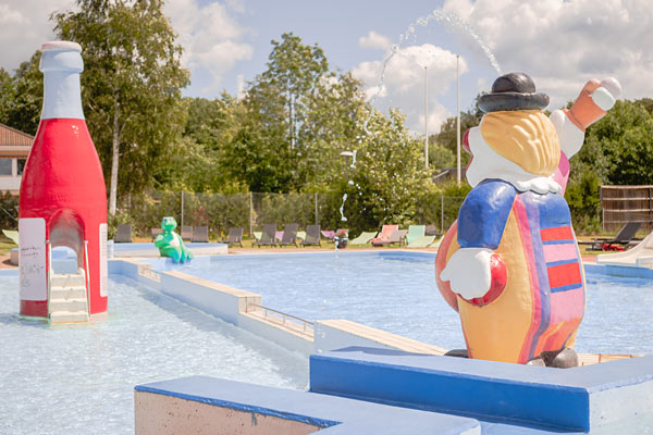 Ud over hotellet består feriecenteret af campingplads med pool