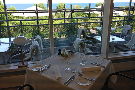Fra Kiviks Hotells restaurant er der kig til havet Fra Kiviks Hotells restaurant er der kig til havet