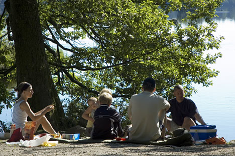 Besøg en af de små øer i søsystemet