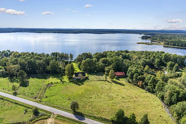 Vartorp ligger smukt ved Övrasjön i Sverige