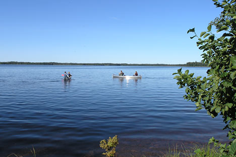 Tag på kanotur på søen i pausen