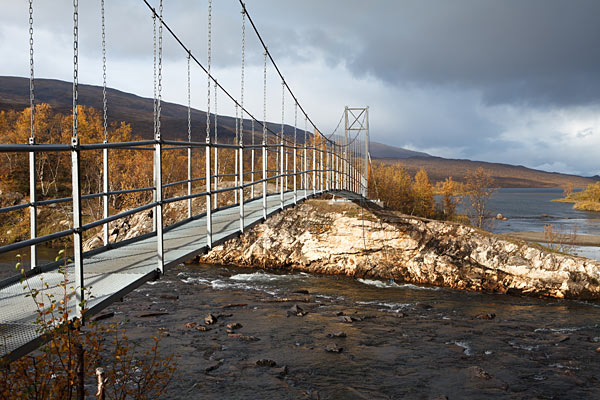 Broen over elven Kamajåkka kort før Abiskojaure Fjällstuga