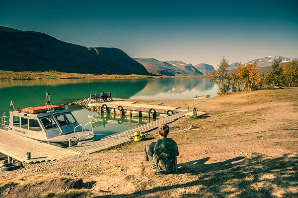 Ved søen Láddjujávri, 5,5 km fra Nikkaluokta, er det muligt at tage båden og afkorte vandreturen til Kebnekaise med 6-7 km