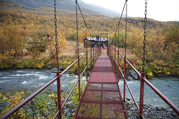 Hængebroen over til Vistas Fjällstuga